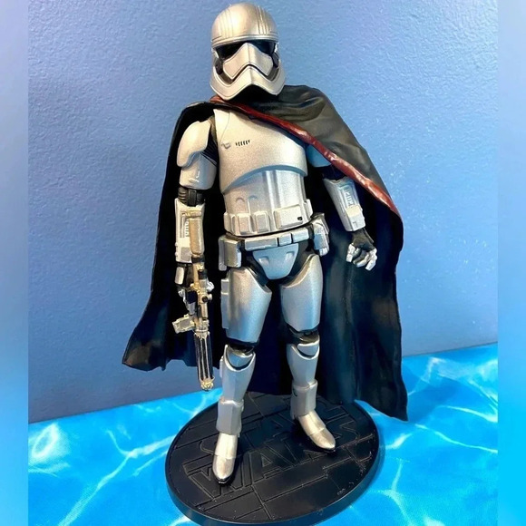 Star Wars Elite Series - Disney Store Exclusive - Die-Cast Captain Phasma 7 1/4” - Picture 1 of 14